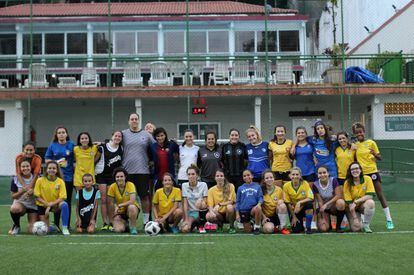 As equipes de futebol feminino do clube Gurilândia, no Rio.