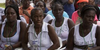 Vítimas das FARC durante uma cerimônia em Bojayá, Chocó, na qual a guerrilha pediu perdão publicamente, no último dia 5 de dezembro.