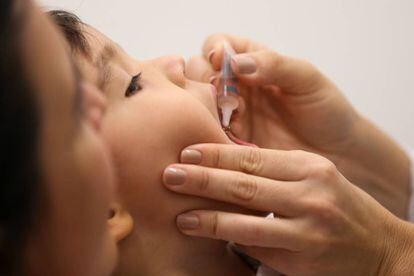 Criança é vacinada na rede pública de Brasília.