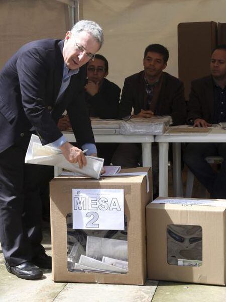 O ex-presidente da Colômbia Álvaro Uribe vota neste domingo. Ele concorre a uma vaga no Senado de seu país.