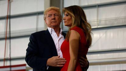 Donald e Melania Trump, neste sábado, na Florida.
