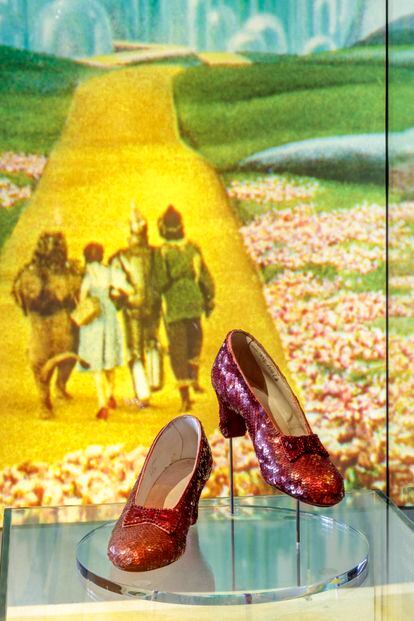 Os sapatos da personagem Dorothy de ‘O mágico de Oz’.