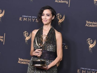 Carmen Cuba, responsável pelo casting de 'Stranger Things', posa com seu Emmy, no domingo