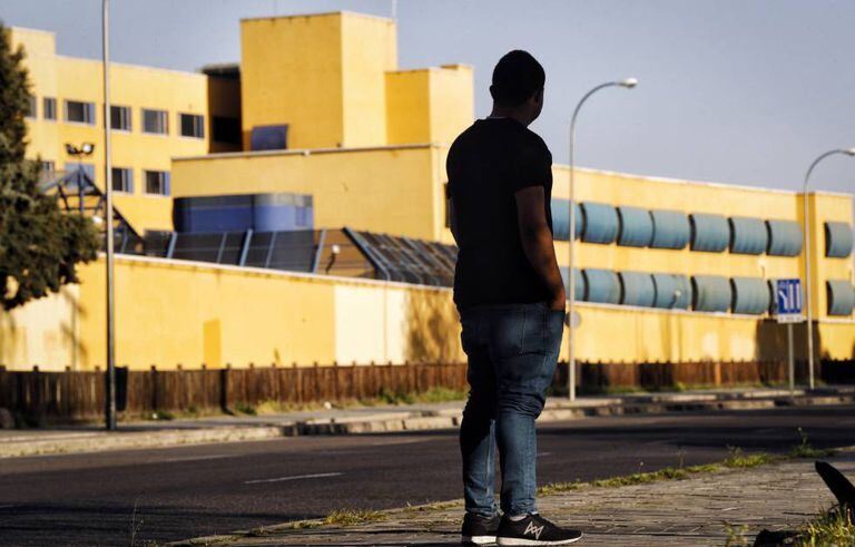 O jovem ganense Christian, que passou 49 dias preso, diante do CIE de Aluche, na segunda-feira desta semana