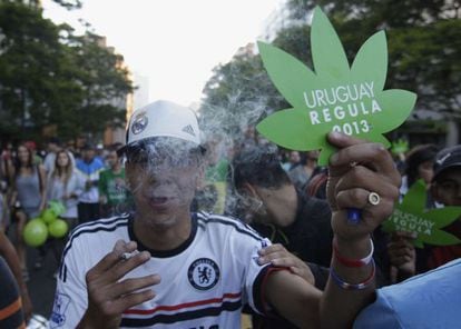 Homem celebra a legalização da maconha no Uruguai.