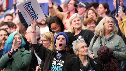 Simpatizantes de Bernie Sanders acompanham a apuração das primárias em Manchester, New Hampshire.