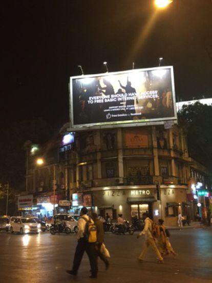 Publicidade do Facebook em uma popular rua de Bombaim.