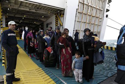 Refugiados e migrantes procedentes da ilha de Lesbos.