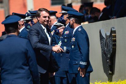 Jair Bolsonaro cumprimenta militares da Aeronáutica durante celebração de 80 anos da Força Aérea Brasileira em 20 de janeiro de 2021.