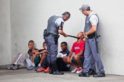 Jovens abordados por policiais no shopping Itaquera.