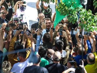 Presidente Jair Bolsonaro cumprimenta apoiadores nesta quinta-feira, em Porto Alegre.