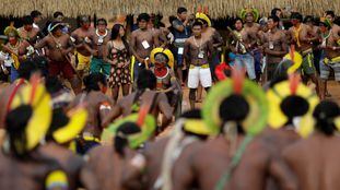 O cacique Raoni, ao centro, entre líderes indígenas de 47 povos, que estiveram reunidos por quatro dias no Mato Grosso para relançar a "aliança dos povos da floresta".