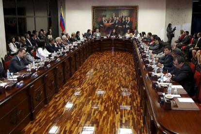 O novo Tribunal Supremo venezuelano, nomeado pela Assembleia que está saindo, em sua primeira reunião em Caracas.