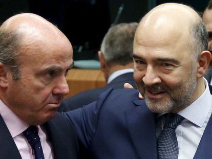 Pierre Moscovici, comissário de Finanças, com Luis de Guindos.