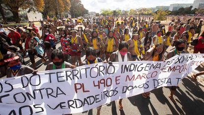 Dezenas de indígenas participam de manifestação contra o marco temporal, em julgamento no Supremo Tribunal Federal, no dia 1 de setembro, em Brasília.