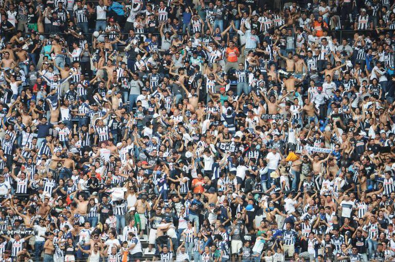 A torcida do Rayados de Monterrey durante uma partida contra o América no estádio Azteca há alguns meses.