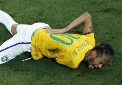 Neymar se contorce no gramado.