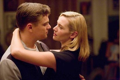 Leonardo DiCaprio e Kate Winslet se convencendo de que são felizes em 'Foi Apenas um Sonho' (2008).