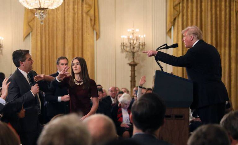 Trump discute com o repórter da CNN Jim Acosta durante entrevista coletiva.
