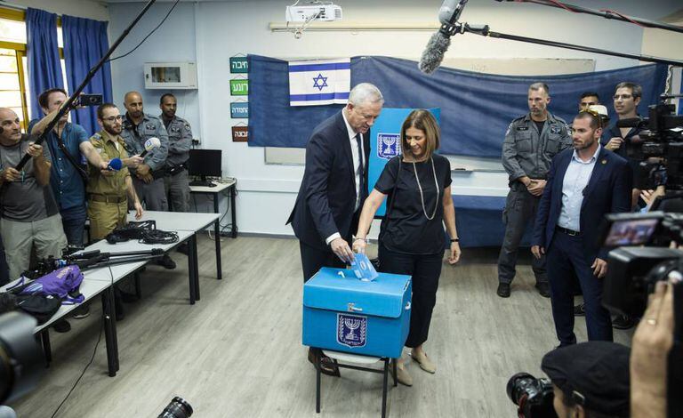 O cabeça de lista da coligação Azul e Branco, Benny Gantz, deposita seu voto junto com a esposa nos arredores de Tel Aviv.