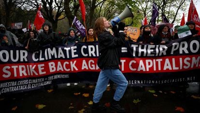 Manifestantes protestam durante a COP26, realizada em Glasgow, na Escócia.