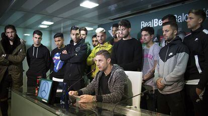 Joaquín lê um comunicado com todo o elenco do Betis.