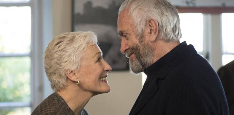 Helen MIrren e Jonathan Pryce em 'The Wife'