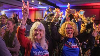 Apoiadoras da democrata Nancy Pelosi comemoram vitória