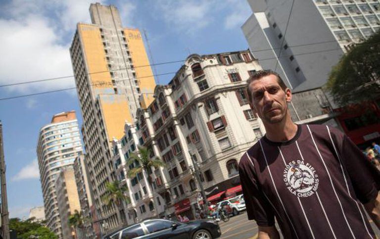 José Vieira, um dos desalojados do edifício amarelo, ao fundo.