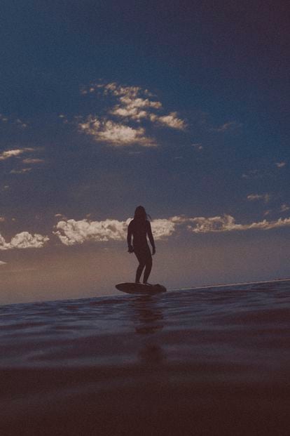 A surfista brasileira Maya Gabeira sobre sua prancha nas águas de Comporta. 
