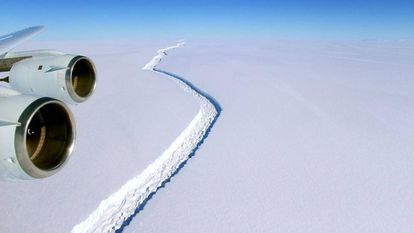 Vista aérea da rachadura na barreira de gelo Larsen C, na Antártida.