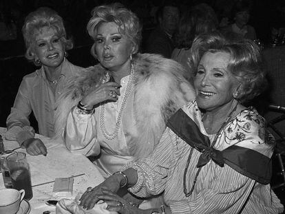 Zsa Zsa Gabor (centro), com sua irmã Eva (esquerda) e sua mãe, Jolie.