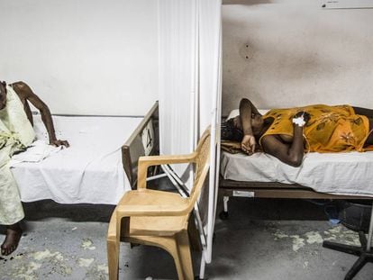 Pacientes descansam no centro de urgências de MSF no bairro de Martissant, em Porto Príncipe, capital do Haiti