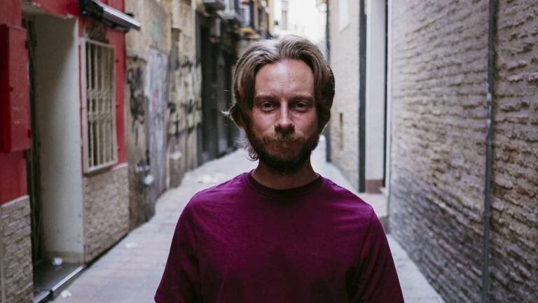 O historiador Juan Postigo em uma rua de Zaragoza, cidade protagonista de seu livro.