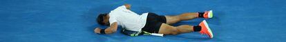 Nadal, deitado sobre a quadra depois de derrotar Dimitrov.