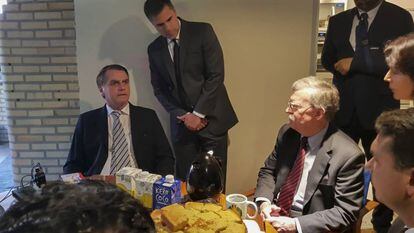 O secretário de Segurança norte-americano John Bolton toma café com o presidente eleito Jair Bolsonaro.