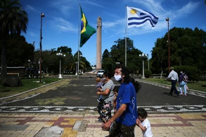 Pedestres na praça Internacional, área fronteiriça entre Santana do Livramento (Brasil) e Rivera (Uruguai), em 19 de março.