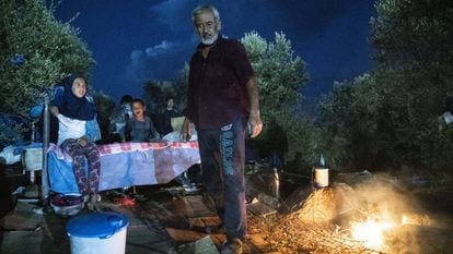 Um grupo de refugiados passa a noite ao relento depois do incêndio no campo de refugiados de Moria, em Lesbos (Grécia).