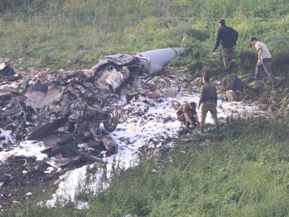 Soldados israelenses examinam os restos do F-16. 
