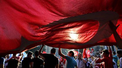 Cidadãos turcos protestam contra o golpe de Estado em Ancara.