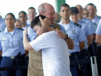 Ministro da Defesa, Fernando Azevedo, abraça garoto após fim de quarentena por causa do coronavírus.