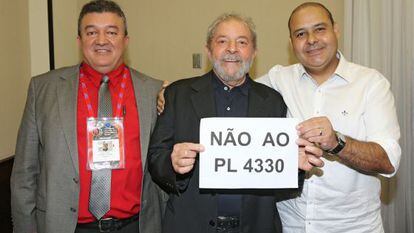 O ex-presidente Lula, ao lado de sindicalistas. 