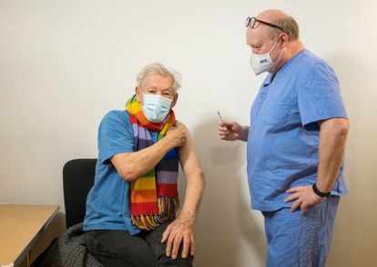 O ator britânico Ian McKellen, de 81 anos, recebe uma dose da vacina da Pfizer/BioNTech na quarta-feira em um hospital de Londres.