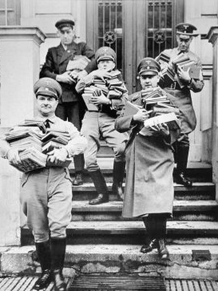 Integrantes do partido nazista durante um saqueio de livros em 1933.