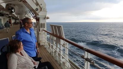 Kerry e Simon observam o mar a bordo do navio batizado de utopia. Viagem comemoraria 15 anos de casados.