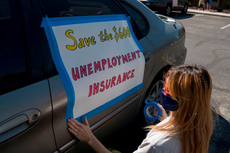 Mulher pede ampliação do seguro-desemprego, durante protesto em Las Vegas (EUA), em agosto de 2020.