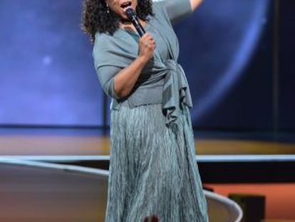 A popular apresentadora de televisão Oprah Winfrey em discurso durante sua turnê pelos Estados Unidos.