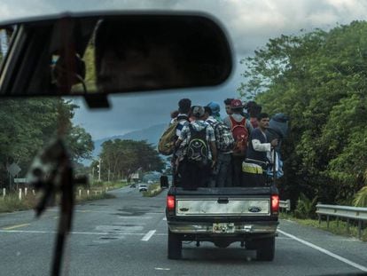 Integrantes da caravana de imigrantes que percorre o México rumo aos EUA, na terça-feira.