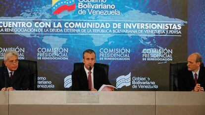 O vice-presidente venezuelano, Tarek El Aissami (no centro), durante encontro com credores nacionais da Europa, Estados Unidos e outras partes do mundo