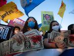 -FOTODELDIA- AME9412. BRASILIA (BRASIL), 30/06/2021.- Los opositores al Gobierno del presidente de Brasil, Jair Bolsonaro, participan en una manifestación hoy frente al edificio del Congreso Nacional, en la ciudad de Brasilia (Brasil). EFE/ Joédson Alves